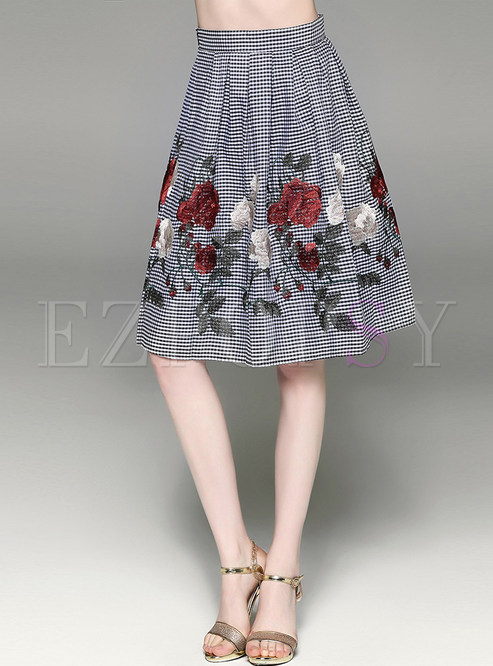 Stylish Embroidered Plaid Wrinkle Skirt