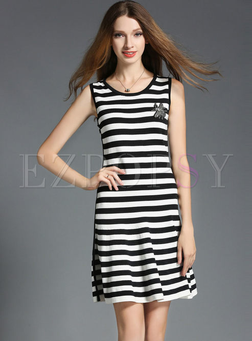 Brief Nail Bead Sleeveless Striped Knitted Dress