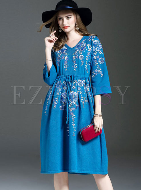 Causal Elastic Waist V-neck Embroidered Knitted Dress
