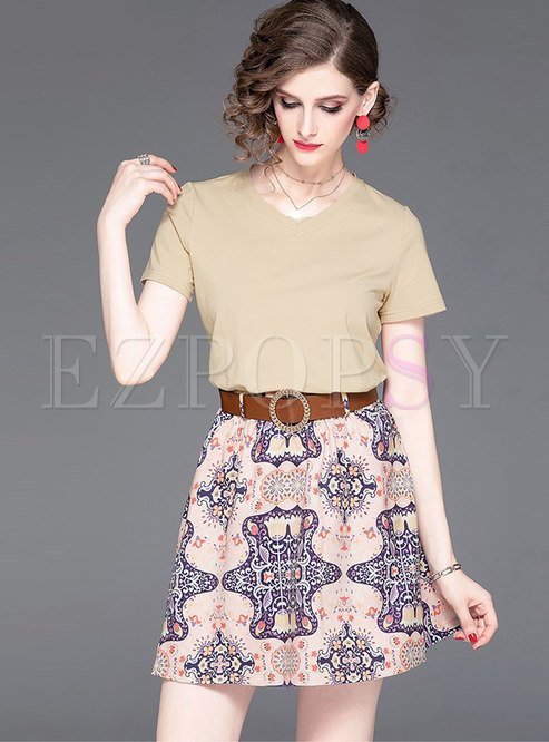 Brief V-neck T-shirt & Print High Waist Mini Skirt