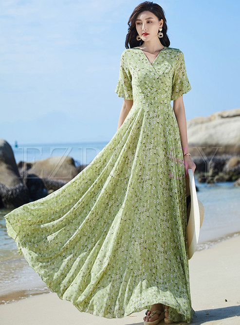 Sweet Floral V-neck Plus Size Beach Dress