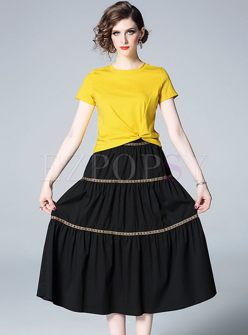 Solid Color Short Sleeve T-shirt & Black Pleated Skirt