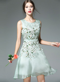 Elegant Nipped Waist Sleeveless Floral Embroidery Skater Dress