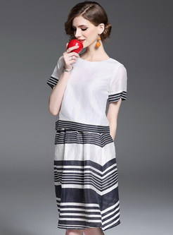 Casual O-Neck T-Shirt & Striped A-Line Knee-Length Skirt Outfits