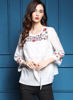 Chic O-neck Lace-up Embroidery T-shirt