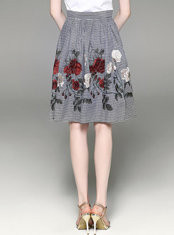 Stylish Embroidered Plaid Wrinkle Skirt