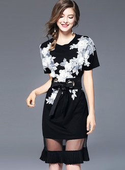 Street Embroidered Splicing Bowknot Belted O-neck Slim Knitted Dress 