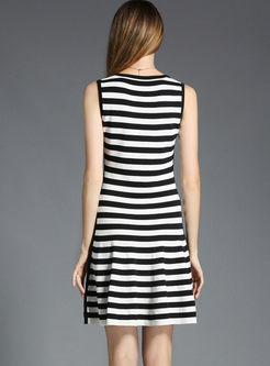 Brief Nail Bead Sleeveless Striped Knitted Dress