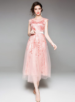 Chic Lace-Paneled Sleeveless Maxi Dress