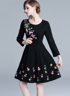 Style O-neck Long Sleeve Waist Embroidered Dress