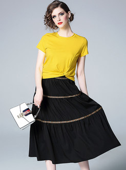 Solid Color Short Sleeve T-shirt & Black Pleated Skirt