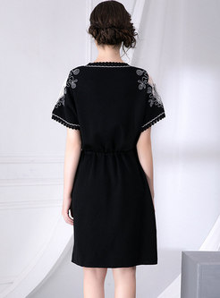 Retro O-neck Embroidered Tied Waist Knitted Dress