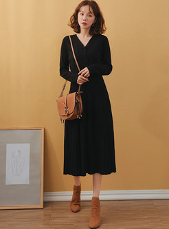 Solid Color V-neck Pleated Sweater Dress 