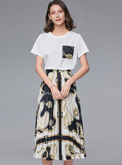 White Pullover Loose T-shirt & Print Pleated Skirt